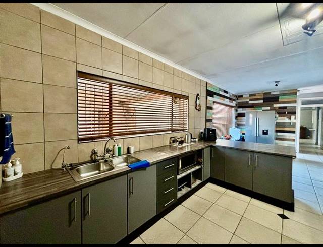 3 BEDROOM HOUSE FOR SALE IN VANDERBIJLPARK SE 2